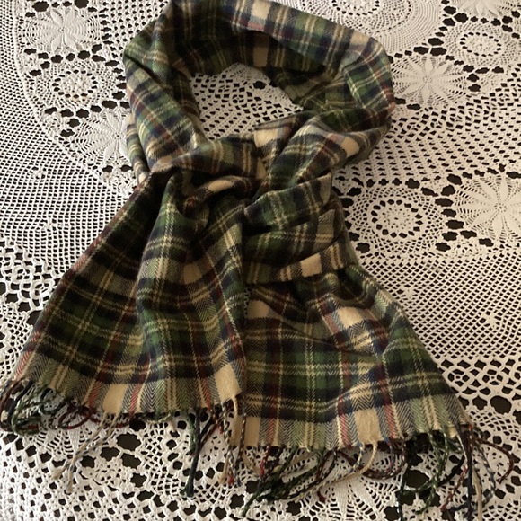 Scottish 100% cashmere tartan scarf. 12”x68”. In excellent condition. - Picture 2 of 4